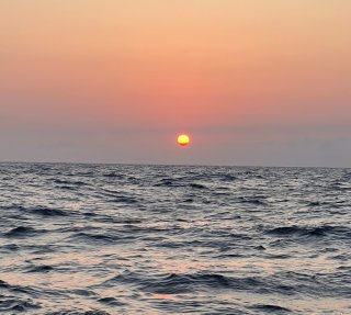 Vent, vagues et vigilance : entre bris et entraide au large